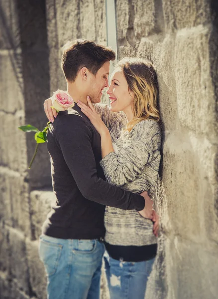 Belo casal apaixonado beijando no beco de rua celebrando dia dos namorados — Fotografia de Stock