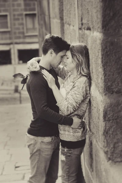 Hermosa pareja enamorada besándose en callejón celebrando San Valentín — Foto de Stock