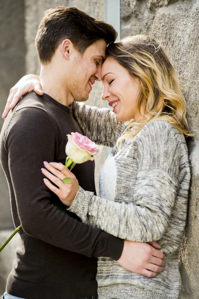 Beautiful couple in love kissing on street alley celebrating Valentines day — Stock Photo, Image