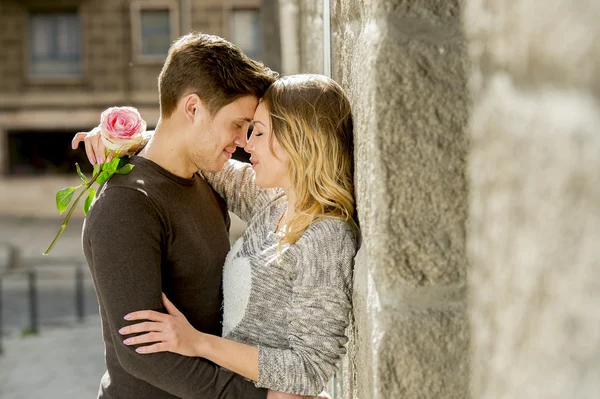 Hermosa pareja enamorada besándose en callejón celebrando San Valentín —  Fotos de Stock