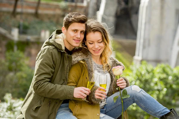 Pareja enamorada besándose tiernamente en la calle celebrando San Valentín día o aniversario animando en Champagne —  Fotos de Stock