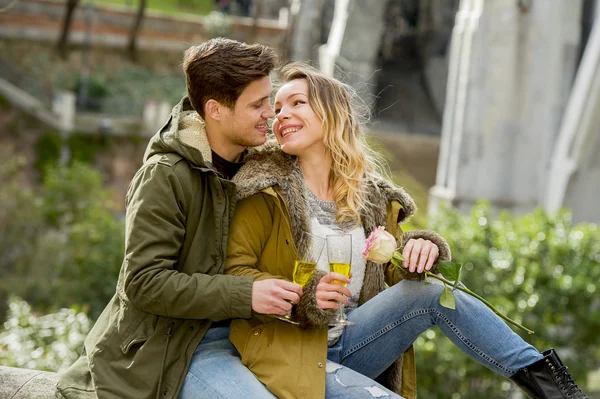 Verliefde zoenen teder op straat vieren Valentijnsdag of verjaardag juichende Champagne paar — Stockfoto