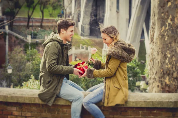 Mladý krásný pár v lásce oslavu Valentýna dárky — Stock fotografie