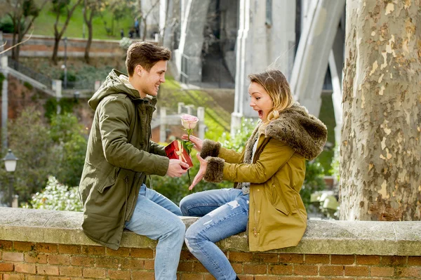 Giovane bella coppia innamorata che celebra San Valentino regali e rosa — Foto Stock