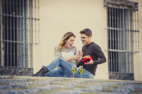 Junges verliebtes schönes Paar feiert Valentinstag Geschenke und stößt an — Stockfoto