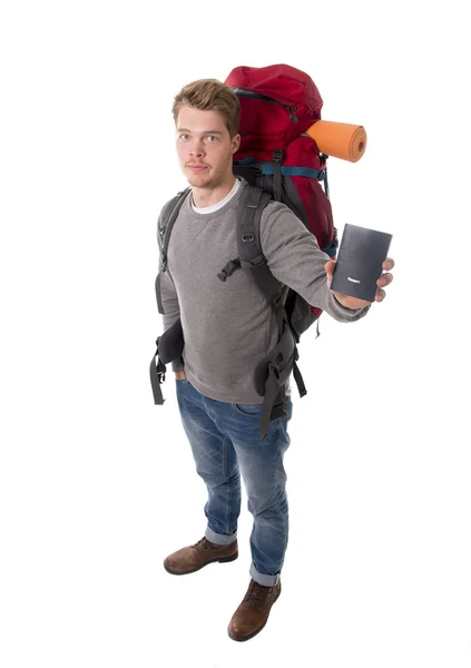 Молодий рюкзак турист тримає паспорт, що перевозить рюкзак готовий для подорожей — стокове фото