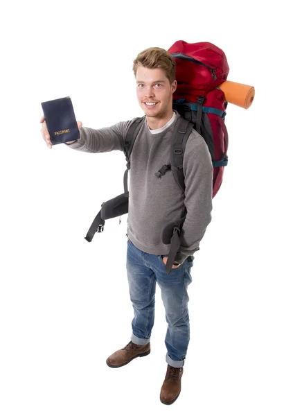 Jovem mochileiro turista segurando passaporte transportando mochila pronta para viajar — Fotografia de Stock