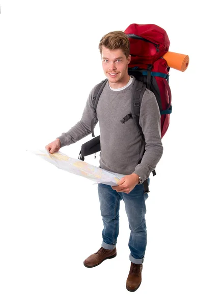 Jovem atraente mochileiro turista procurando mapa carregando grande ba — Fotografia de Stock