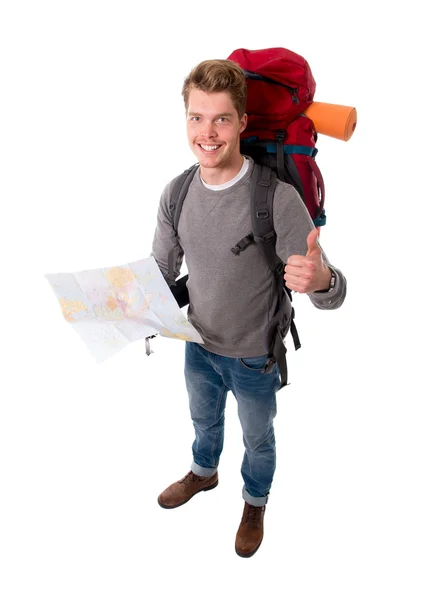 Jovem atraente mochileiro turista olhando mapa carregando bac grande — Fotografia de Stock