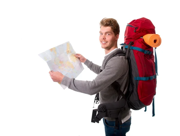 Unga attraktiva backpacker turist tittar karta transporterar stora bac — Stockfoto