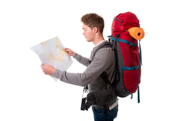Jeune attrayant randonneur touristique regarder carte portant grand bac — Photo