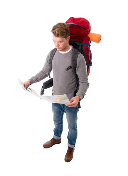 Joven atractivo mochilero turista buscando mapa llevando gran bac — Foto de Stock