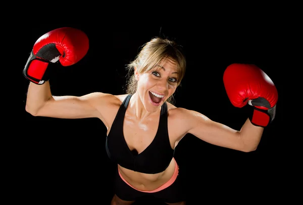 Joven feliz hermosa chica boxeadora con guantes de boxeo brazos en señal de victoria con el cuerpo en forma y saludable — Foto de Stock