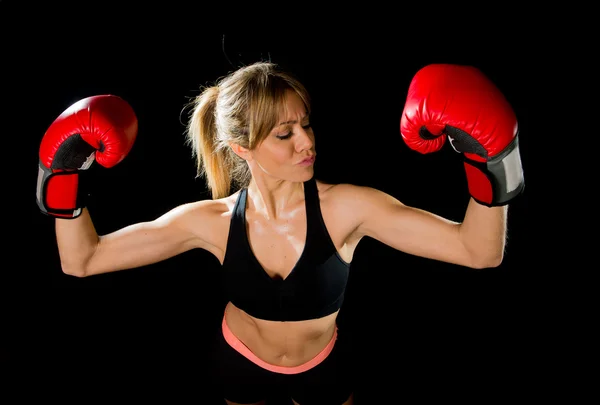 Joven feliz hermosa chica boxeadora con guantes de boxeo brazos en señal de victoria con el cuerpo en forma y saludable —  Fotos de Stock