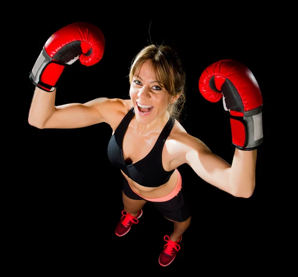 Joven feliz hermosa chica boxeadora con guantes de boxeo brazos en señal de victoria con el cuerpo en forma y saludable —  Fotos de Stock