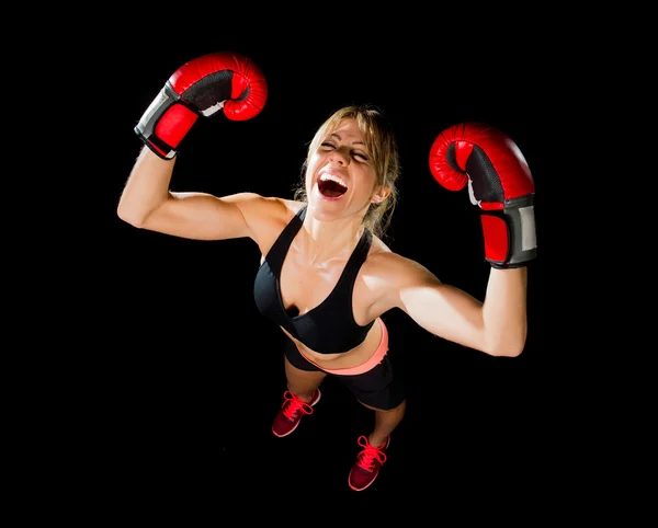 Dziewczynka młody szczęśliwy piękny bokser z Rękawice bokserskie ramionami na znak zwycięstwa z dopasowanie i zdrowe ciało — Zdjęcie stockowe