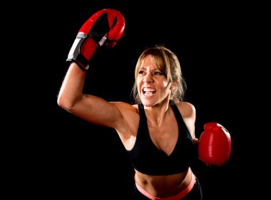 Genç zinde ve güçlü çekici boksör kız agresif atma mücadele kırmızı boks eldivenli kızgın hissediyor spor olarak eğitim çalışma yumruk