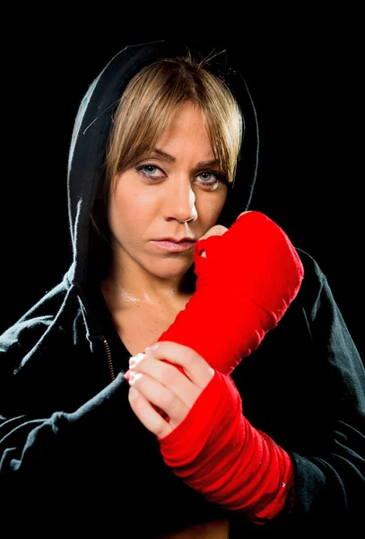 Giovane sexy pericoloso boxe ragazza avvolgendo le mani e polsi pugile combattimento femminile — Foto Stock