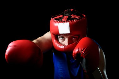 Amatör boksör adam kırmızı boks eldiven ve şapka koruma ile mücadele