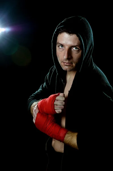 Combattente uomo in boxe felpa con cappuccio con cappuccio sulla testa con mano e polso avvolto pronto per combattere posa isolata — Foto Stock