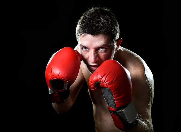 Joven combatiente enojado boxeo hombre con guantes de combate rojos en postura de boxeador —  Fotos de Stock