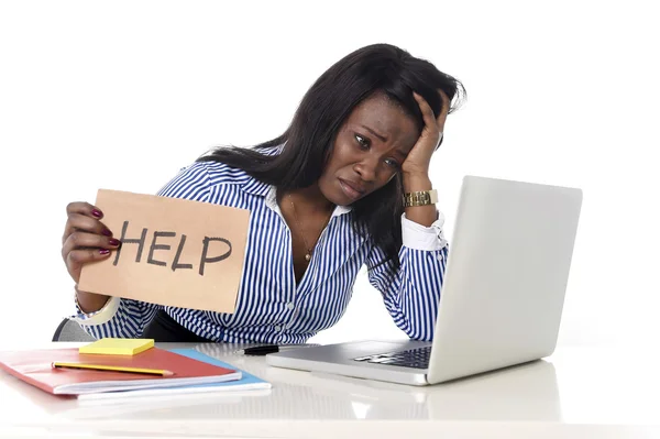 Czarne African American etniczna sfrustrowana kobieta pracuje w stres w urzędzie — Zdjęcie stockowe