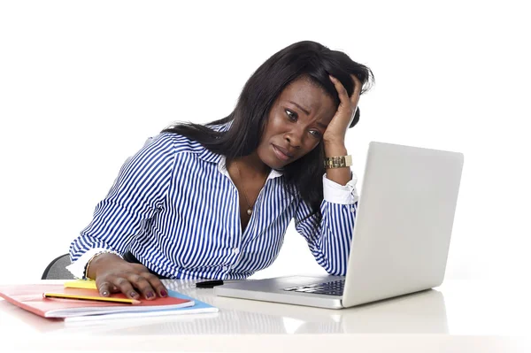 Noir afro-américain ethnicité frustré femme travaillant dans le stress au bureau — Photo