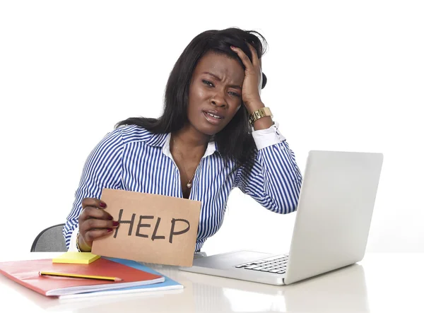 Zwarte Afrikaanse Amerikaanse etniciteit gefrustreerd vrouw die werkt in stress op kantoor — Stockfoto