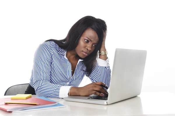 Schwarzafrikanisch-amerikanische Ethnizität besorgte Frau, die im Büro im Stress arbeitet — Stockfoto