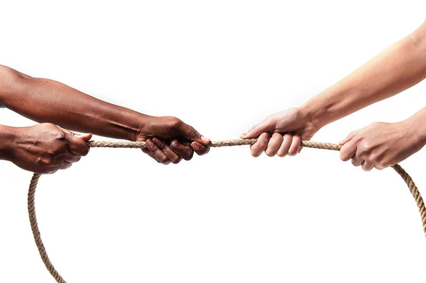 Черное этническое оружие с руками, тянущими верёвку против белой кавказской расы в борьбе с расизмом и ксенофобией — стоковое фото