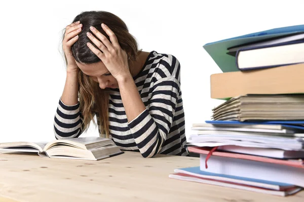 Giovane studentessa stressata che studia e prepara l'esame MBA in condizioni di stress stanco e sopraffatto — Foto Stock