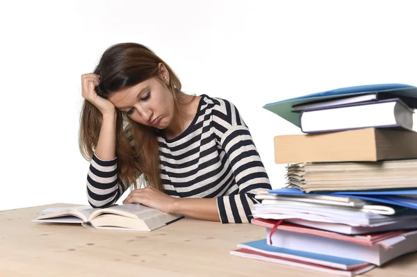 Young stressad student tjej studerar och förbereder Mba test tentamen stress trött och överväldigad — Stockfoto