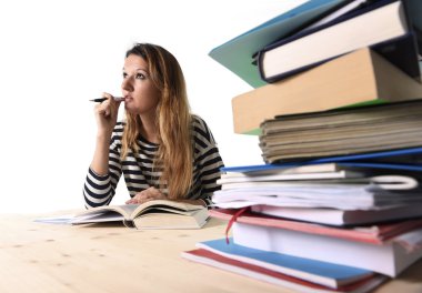 Genç öğrenci kız konsantre Kütüphane eğitim kavramı kolej sınav için eğitim