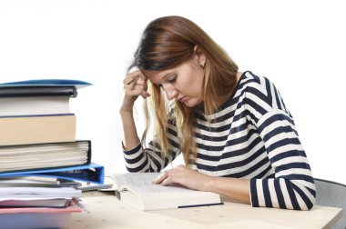 Genç öğrenci kız konsantre Kütüphane eğitim kavramı kolej sınav için eğitim