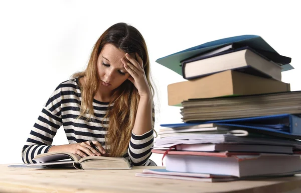 Jonge student meisje geconcentreerd studeren voor een examen op college bibliotheek onderwijs concept — Stockfoto