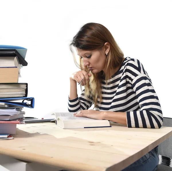 Joven estudiante chica concentrado estudiar para examen en universidad biblioteca educación concepto — Foto de Stock