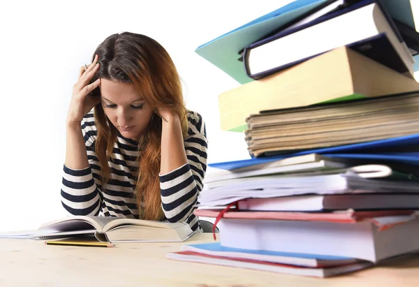 Young benadrukt student meisje bestuderen en voorbereiden van Mba proefexamen in stress moe en overweldigd — Stockfoto