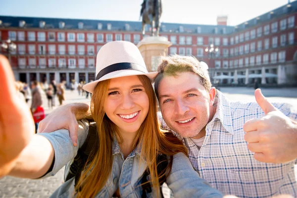 Beaux amis couple de touristes visitant l'Europe en vacances échange d'étudiants prenant selfie photo — Photo