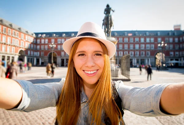 Giovane bella donna turistica in visita in Europa in vacanza scambiare studenti e scattare foto selfie — Foto Stock