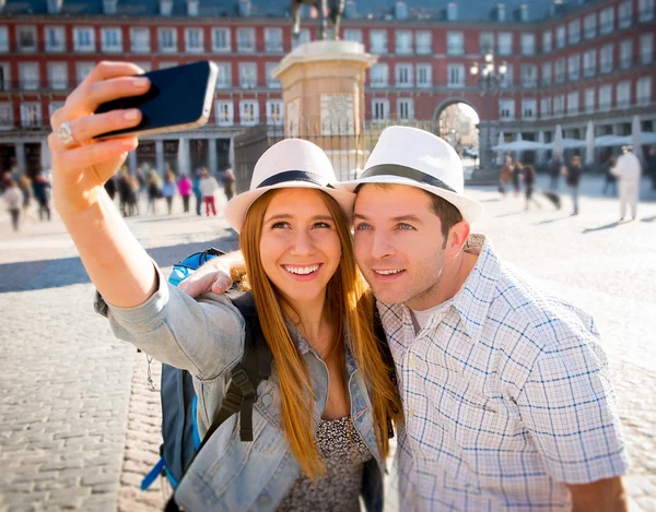 Belos amigos casal de turistas que visitam a Europa em férias estudantes troca tirar foto selfie — Fotografia de Stock