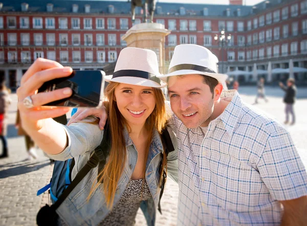 Beaux amis couple de touristes visitant l'Europe en vacances échange d'étudiants prenant selfie photo — Photo