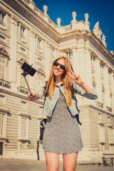 Jovem bela garota turística visitando a Europa em férias trocar estudantes e tirar foto selfie — Fotografia de Stock