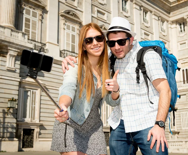 Belos amigos casal turístico visitando Espanha em férias estudantes troca tirar foto selfie — Fotografia de Stock