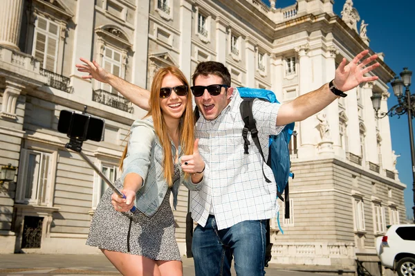 Beautiful friends tourist couple visiting Spain in holidays students exchange taking selfie picture — Stock Photo, Image