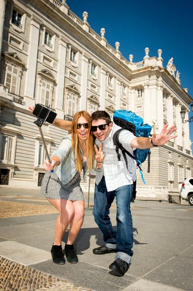 Belos amigos casal turístico visitando Espanha em férias estudantes troca tirar foto selfie — Fotografia de Stock