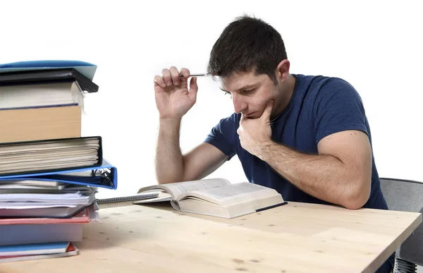 Joven estudiante estresado estudiar en la biblioteca para el examen en el estrés fe —  Fotos de Stock