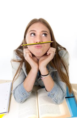 Mou olarak burun ve dudakları arasında kalem tutan genç güzel öğrenci