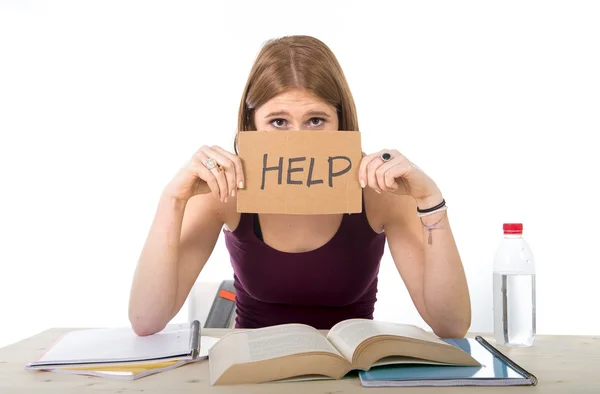 College-Studentin, die für die Uni-Prüfung studiert, sorgt sich im Stress um Hilfe — Stockfoto