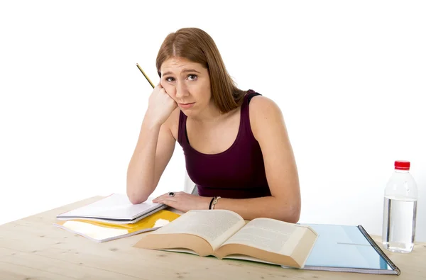 Studentessa del college che studia per l'esame universitario preoccupato per lo stress sensazione di stanchezza e pressione di prova — Foto Stock