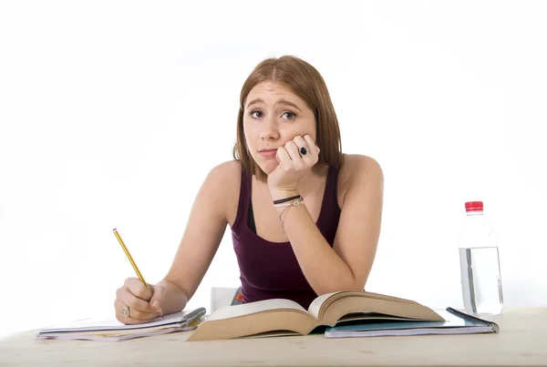 Étudiante de collège étudiant pour l'examen universitaire inquiet dans le stress se sentant fatigué et la pression de test — Photo